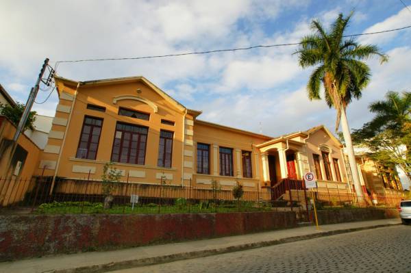 Escola Estadual Melo Viana  Mova as peças até todas elas ficarem na posição correta formando a foto da nossa escola! - site efuturo.com.br