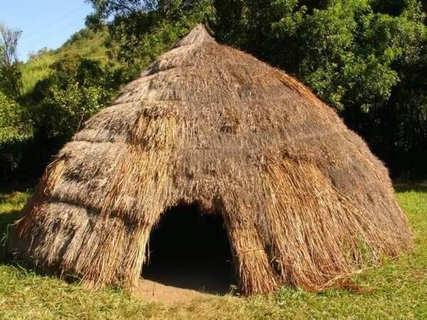 Arquitetura Indígena  A arquitetura indígena, portanto, é essencialmente vernacular. Geralmente, as casas dos índios são construídas com base em estruturas de madeira, que são conectadas umas às outras por meio de sistemas de encaixe. - site efuturo.com.br